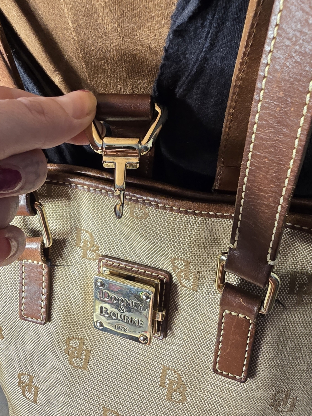 👜 Dooney & Bourke Brown Signature Logo Monogram Bucket Bag Tote w Metal Clasp - Picture 8 of 15
